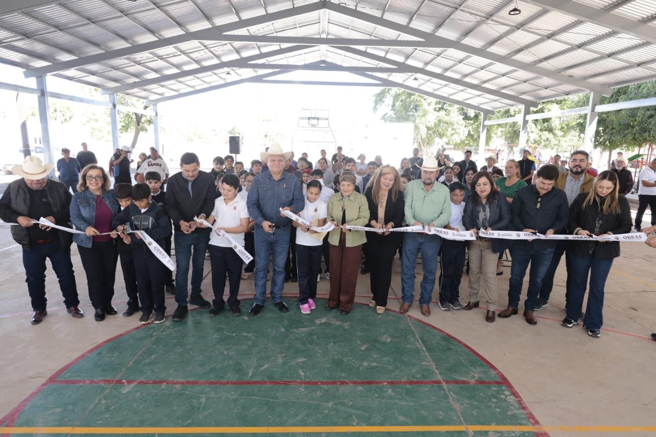 GUASAVE TECHUMBRE 28 ENERO Con una inversión cercana a los 3 millones de pesos, la presidenta municipal entregó la techumbre metálica solicitada por años.