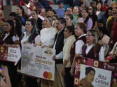 Entregan beca Rita Cetina a estudiantes de secundaria en Mazatlán Un total de 526 alumnas y alumnos de primer año recibieron su tarjeta en la Secundaria ETI #5.