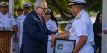Rubén Rocha Moya acudió como invitado de honor a la ceremonia donde el Vicealmirante Edy Alberto Meléndez Cedillo asumió el mando accidental, reconociendo la labor y coordinación institucional del Vicealmirante José Daniel Reséndiz Sandoval en favor de la seguridad de Sinaloa.