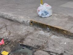Reportan drenaje colapsado y malos olores en pleno centro de Los Mochis Ciudadanos señalan focos de insalubridad por basura acumulada y fugas de drenaje. Piden intervención urgente de autoridades.