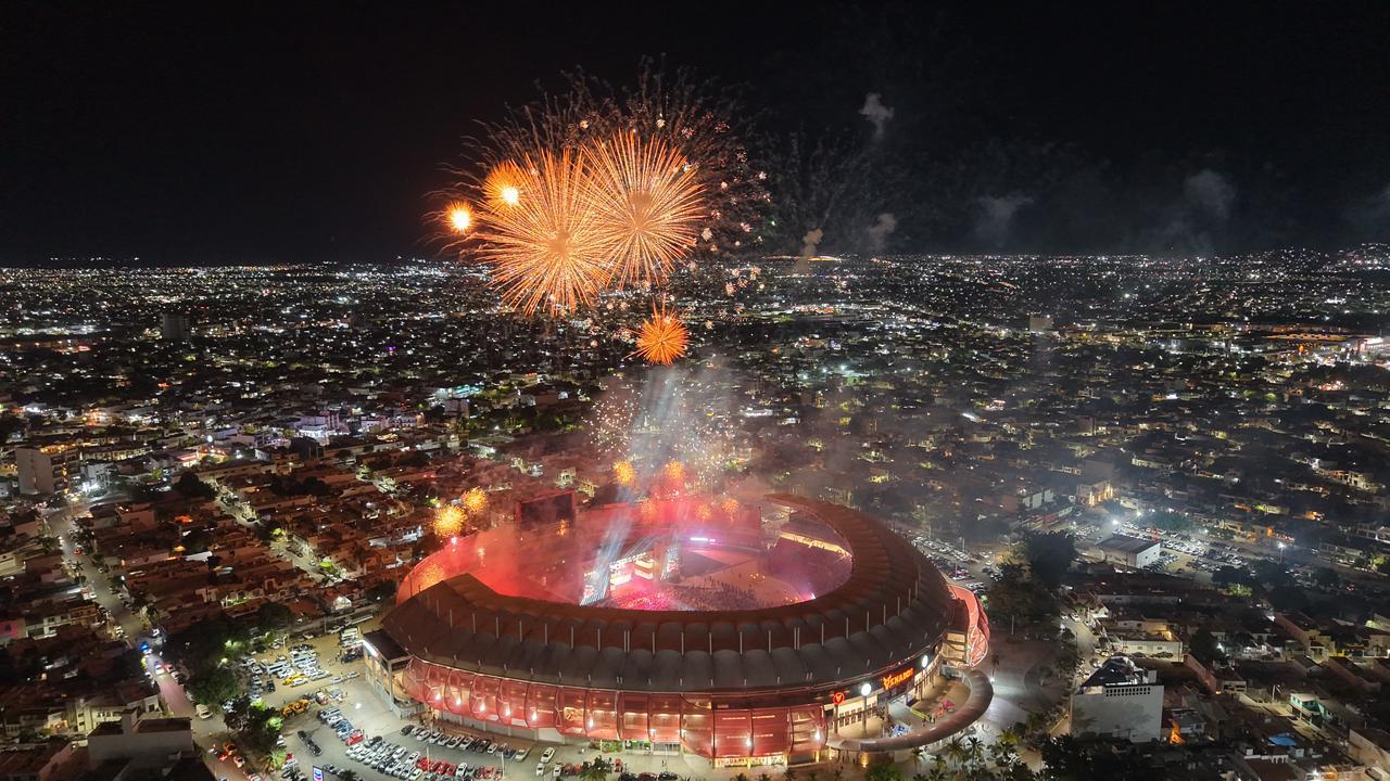 MAZATLAN CARNAVAL 17 FEBRERO La zona de Olas Altas concentró a 55 mil asistentes durante la presentación de Julio Preciado, mientras que 20 mil personas acudieron al Estadio Teodoro Mariscal para la coronación de la Reina Infantil.