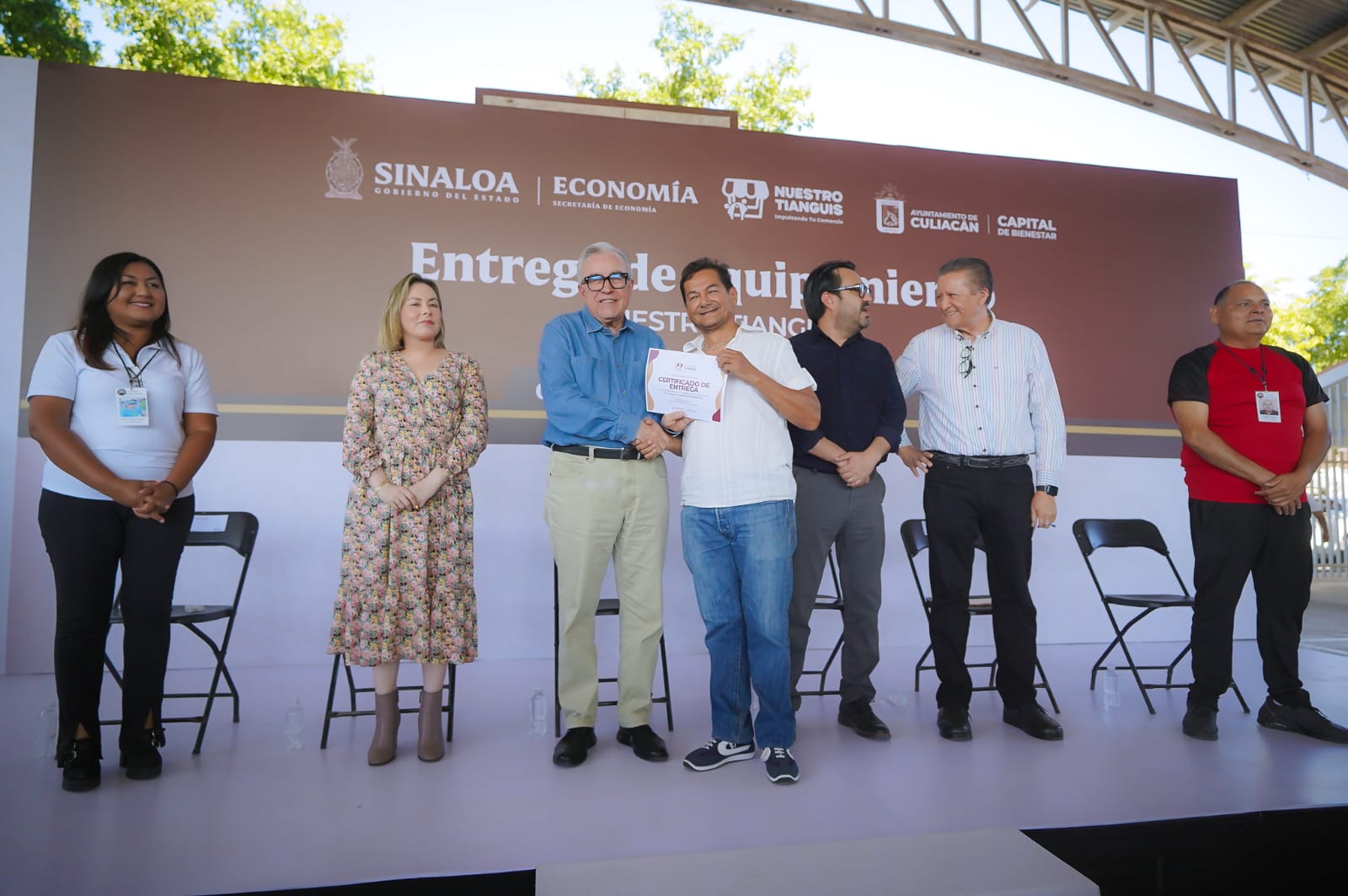 SINALOA NUESTRO TIANGUIS 17 FEBRERO La Secretaría de Economía concluyó la segunda etapa de esta iniciativa estatal, entregando 3,600 equipos de trabajo que incluyen carpas, tablones y sillas plegables.