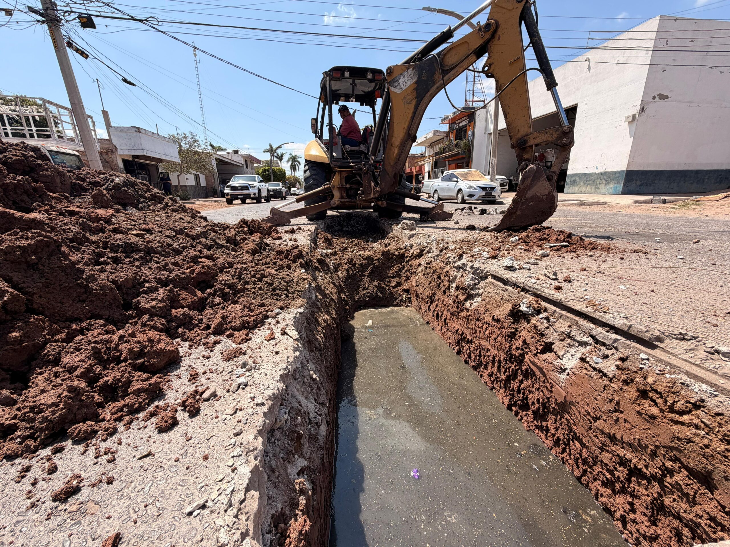 AHOME JAPAMA 25 MARZO Tras detectar daños estructurales más graves de lo previsto durante una excavación, la JAPAMA procedió al cierre total del tramo entre Carranza y Serdán para rehabilitar el colector sanitario.