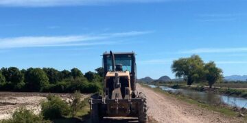 Con el fin de evitar averías mecánicas y accidentes, el Ayuntamiento de Ahome intensifica el raspado y compactación de caminos hacia los principales balnearios del municipio.