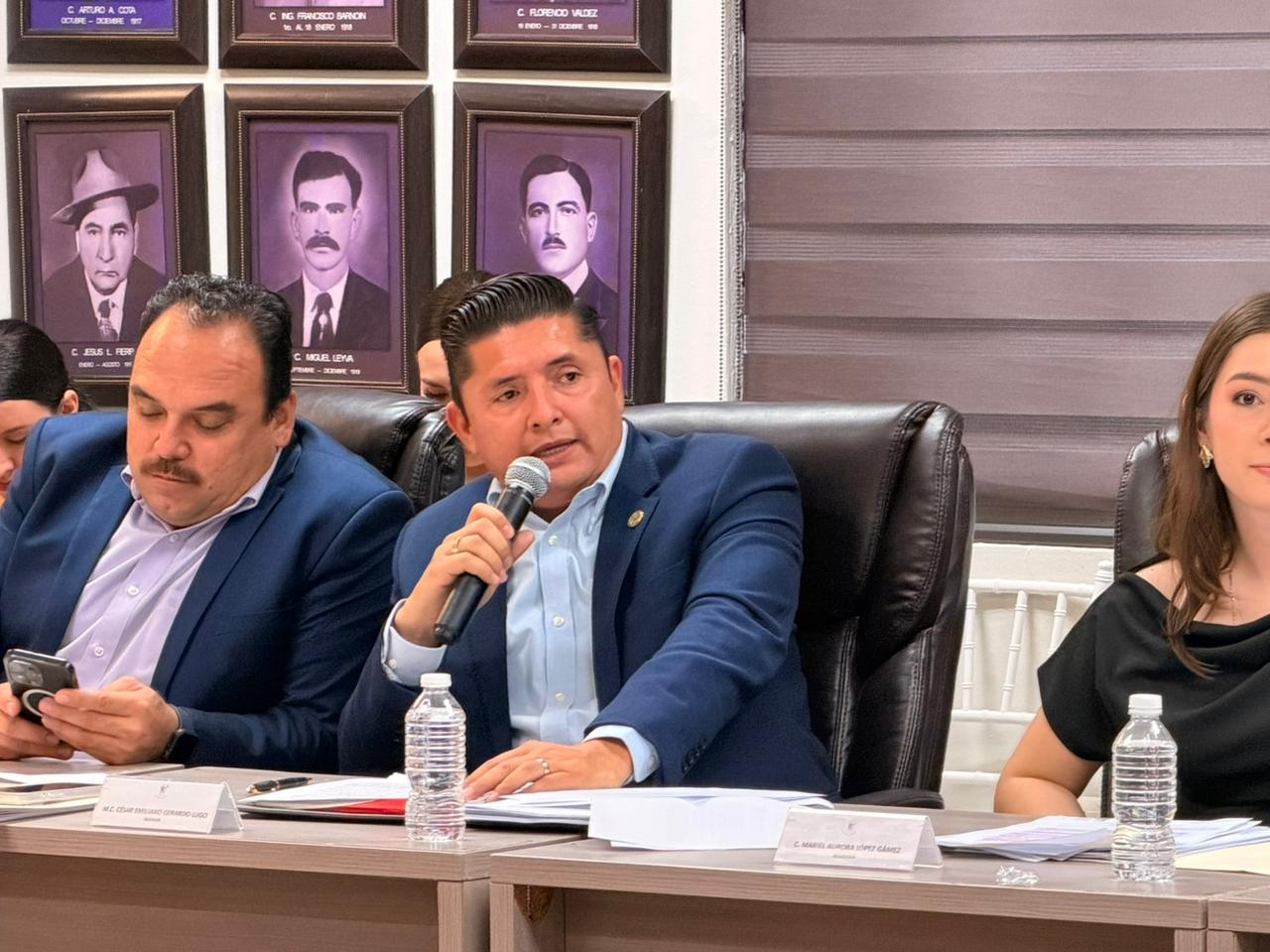 AHOME PORTACION ARMA BLANCA 27 MARZO El Cabildo de Ahome aprobó una ampliación al reglamento de seguridad para regular la portación de objetos punzocortantes en la vía pública. La norma distingue claramente entre el uso de herramientas como el machete para labores de oficio y la portación injustificada en contextos de riesgo.