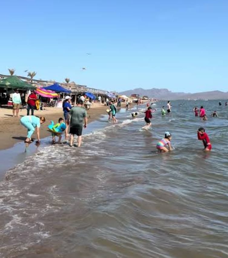 AHOME RESCATE PLAYA 23 MARZO Un niño de 5 años fue rescatado en estado grave el pasado domingo en la playa El Maviri, logrando sobrevivir inicialmente gracias a las maniobras de RCP de un civil. Actualmente, el menor se encuentra bajo pronóstico reservado en la clínica pediátrica del IMSS.