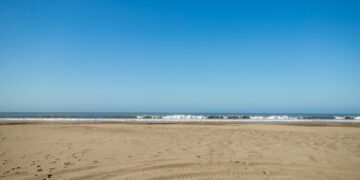 Con el despliegue de maquinaria pesada y equipos de emergencia de ambos municipios, se busca ofrecer una estancia segura y limpia en la playa con mayor afluencia de la región.