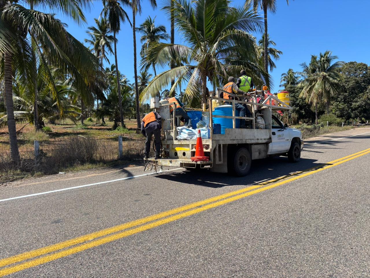 SINALOA OBRAS 06 MARZO Bajo la instrucción del gobernador, los trabajos de bacheo y rehabilitación presentan ya un avance del 81%, garantizando que los turistas nacionales y locales encuentren caminos señalizados y libres de maleza.