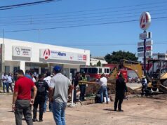 Cuerpos de auxilio se movilizan para rescatar a trabajadores de JAPAMA atrapados bajo tierra Son dos los trabajadores que se encuentran esperando ser rescatados esta mañana de lunes en la ciudad de Los Mochis.