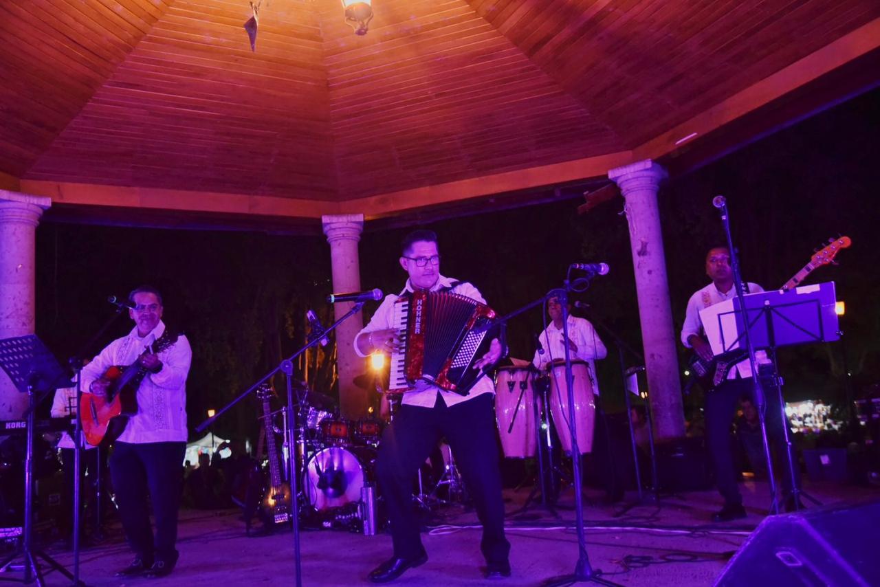 AHOME MUSICA 13 ABRIL La Plazuela 27 de Septiembre vibró el pasado domingo con las presentaciones de la Flotilla del Ritmo y el Grupo Armada, como parte de los festejos por el 112 aniversario del primer combate aeronaval del mundo ocurrido en Topolobampo.