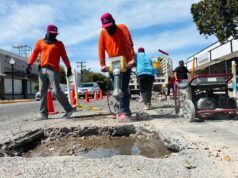 Atienden afectación en el pavimento por fuga de aguas negras en Los Mochis Personal municipal realiza la apertura de la avenida Zaragoza y calle Cano para reparar el drenaje saturado y reponer la estructura vial dañada.