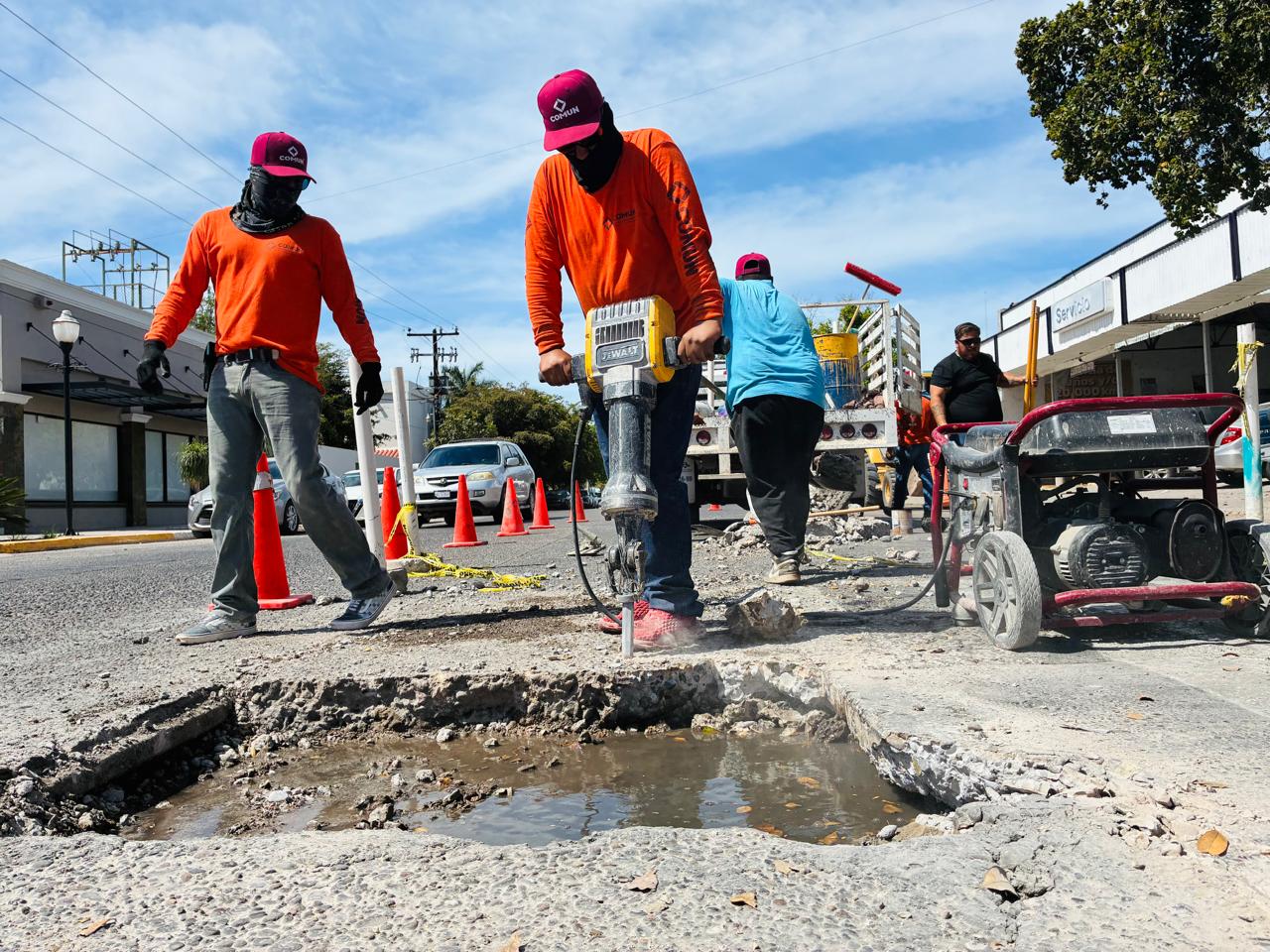 AHOME OBRAS 28 ABRIL Personal municipal realiza la apertura de la avenida Zaragoza y calle Cano para reparar el drenaje saturado y reponer la estructura vial dañada.
