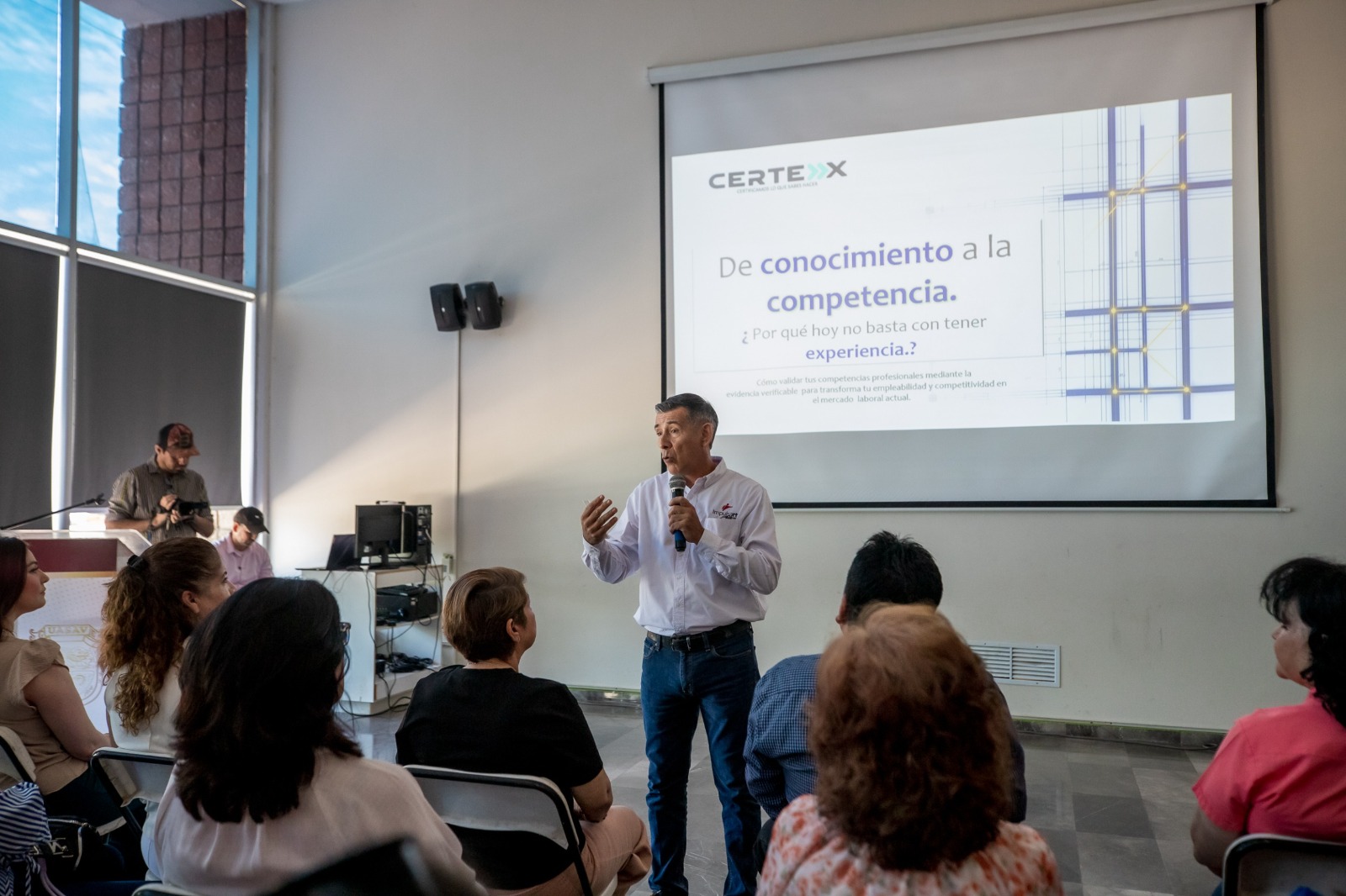GUASAVE CAPACITACION 30 ABRIL La alcaldesa Cecilia Ramírez Montoya inauguró el curso gratuito impartido por el consultor Sergio Mercado Saldaña, donde se destacó que la experiencia laboral debe complementarse con certificaciones oficiales de CONOCER para responder a las exigencias actuales de la industria.