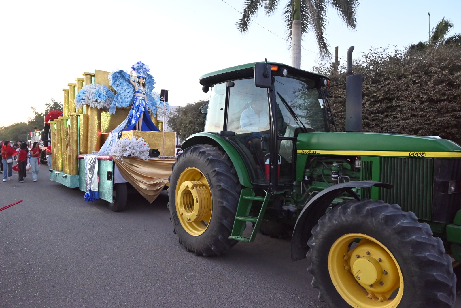 JJR CARNAVAL 20 ABRIL Con un despliegue de más de 43 carros alegóricos, música en vivo y pirotecnia, se llevó a cabo el tradicional desfile que recorrió las calles principales de la cabecera municipal acompañados de la corte real de El Fuerte.