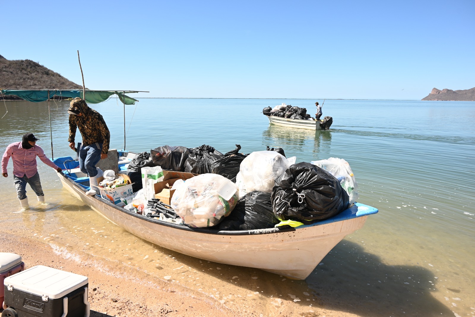 JUAN JOSE RIOS LIMPIEZA PLAYAS 17 ABRIL Con el apoyo de voluntarios de El Caracol, la iniciativa busca preservar los ecosistemas marítimos de estas zonas protegidas y fomentar la conciencia ciudadana sobre el cuidado de la biodiversidad local.