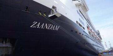 La visita de los cruceristas generará una derrama económica estimada en 1.8 millones de pesos para los sectores comercial y turístico del puerto.
