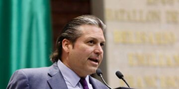 Tras el fallecimiento de seis personas en Sonora por "sueros vitaminados", el diputado federal presentó un punto de acuerdo para reforzar la vigilancia y fiscalización de establecimientos que ofrecen estos servicios. La propuesta exige auditar certificaciones médicas.