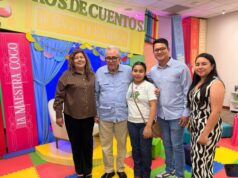 Representa niña Darolyn Rábago a Juan José Ríos en Cuentacuentos con el gobernador Rocha