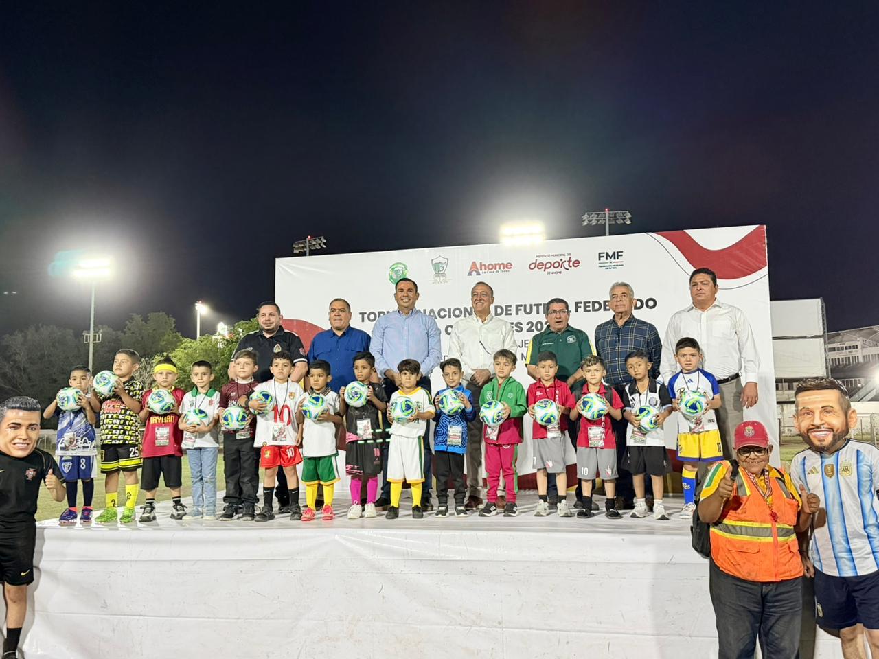 AHOME TORNEOS FUT 22 MAYO La competencia reúne a 240 jugadores distribuidos en 15 equipos representantes de Tamaulipas, Baja California Sur, Tabasco, Coahuila, Sonora, Nayarit y el anfitrión Sinaloa, cuyos integrantes realizaron la toma de protesta a cargo de Miguel Félix.