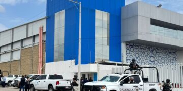 La CONAPESCA, en coordinación con dependencias federales como COFEPRIS, SENASICA y la Guardia Nacional, desplegó inspecciones en 15 puntos estratégicos del país para certificar la procedencia legal y sanitaria del marisco.