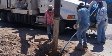 El Ayuntamiento de El Fuerte, mediante la JAPAF realizó labores de mantenimiento y limpieza en el sistema sanitario de la sindicatura para optimizar el flujo y prevenir obstrucciones que afecten a comerciantes y viviendas.