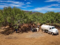 Con 5 pipas, El Fuerte abastece a 43 comunidades afectadas por el estiaje El alcalde Gildardo Leyva Ortega reconoció el reto logístico que representa cubrir las rutas de abasto, las cuales alcanzaron este día a poblaciones a más de 30 kilómetros de distancia de la cabecera.