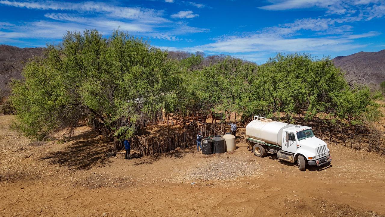 EL FUERTE PIPAS 29 MAYO El alcalde Gildardo Leyva Ortega reconoció el reto logístico que representa cubrir las rutas de abasto, las cuales alcanzaron este día a poblaciones a más de 30 kilómetros de distancia de la cabecera.