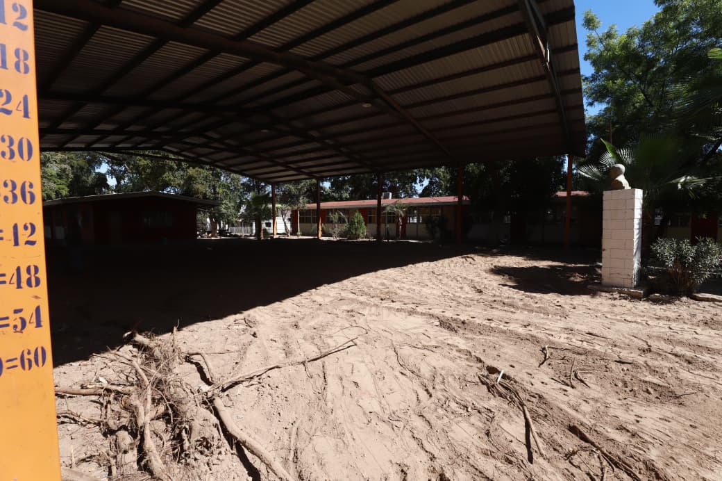 GUASAVE ESCUELA CANCHA 27 MAYO La alcaldesa Cecilia Ramírez Montoya dio el banderazo para edificar una cancha de usos múltiples en la emblemática Primaria 6 de Enero, un plantel con más de 60 años de antigüedad que además funge como albergue en inundaciones.