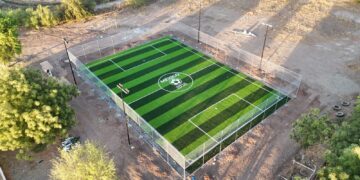 Autoridades de los tres niveles de gobierno verificaron la construcción de este espacio deportivo impulsado por el Programa de Canchas de Fútbol Social 2026.