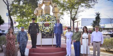El alcalde Antonio Menéndez De Llano encabezó una ceremonia cívica y ofrenda floral en honor a los maestros, destacando su compromiso con el futuro del municipio.
