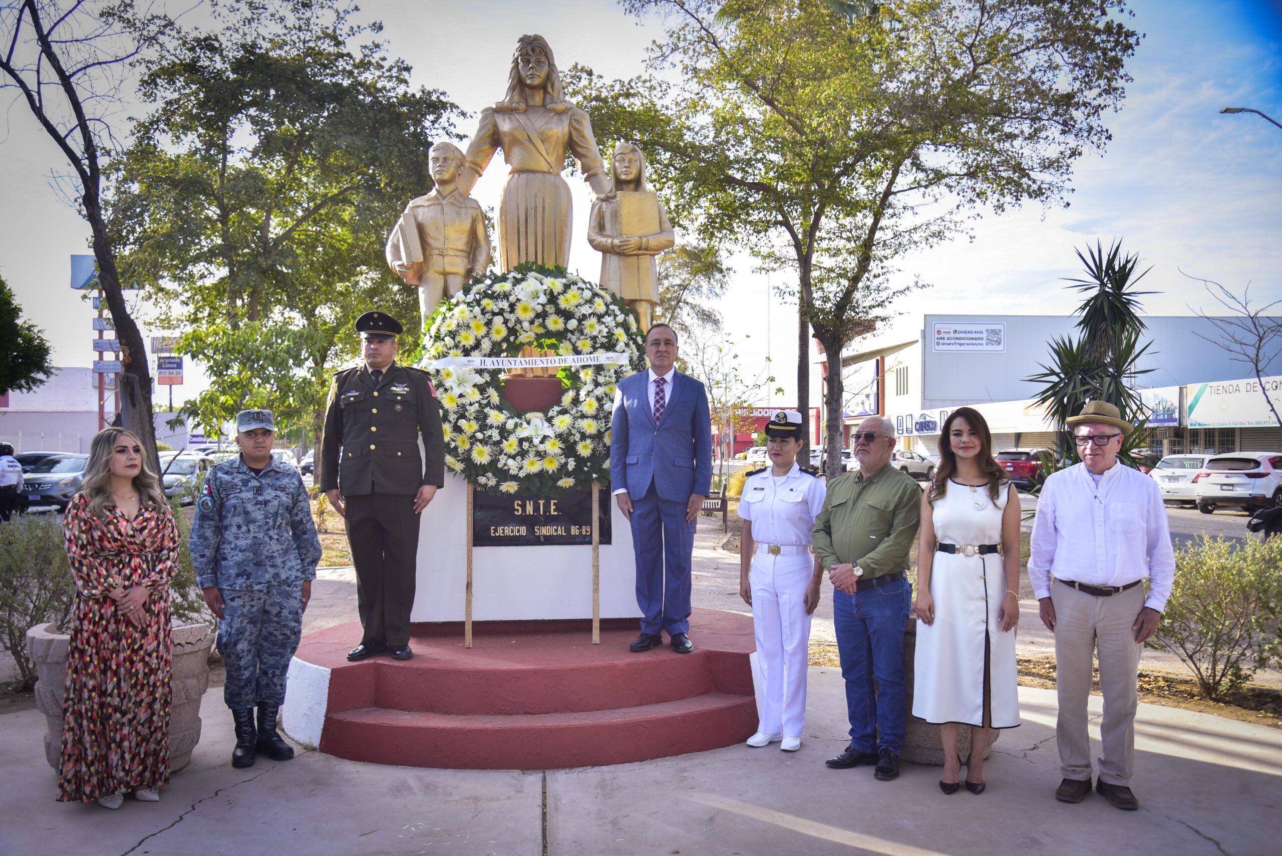 WhatsApp Image 2026-05-15 at 9.18.52 AM El alcalde Antonio Menéndez De Llano encabezó una ceremonia cívica y ofrenda floral en honor a los maestros, destacando su compromiso con el futuro del municipio.
