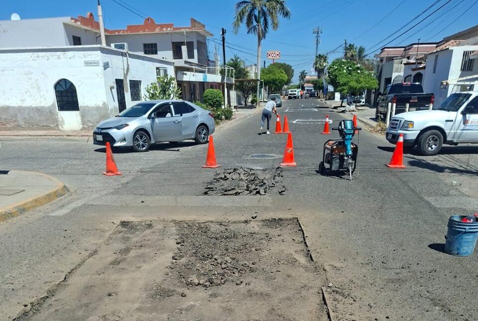 AHOME BACHEO 05 JUNIO Bajo la supervisión del alcalde Antonio Menéndez de Llano Bermúdez y en coordinación con Obras Públicas, entre el 80% y 90% del personal intensifica el bacheo asfáltico para anticiparse a la temporada de lluvias.