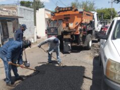 Despliega COMUN operativo de bacheo y mantenimiento pluvial en Los Mochis ante lluvias Estas tareas se complementan con la reparación de losas de concreto hidráulico, construcción de banquetas rurales y sustitución de brocales.