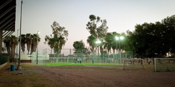 Autoridades de los tres niveles de gobierno constataron que la nueva cancha de futbol 5 de la Ciudad Deportiva Centenario se encuentra prácticamente lista para su entrega.