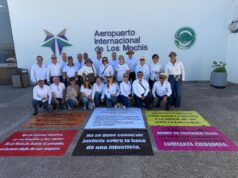 Jubilados de CFE se manifiestan en el Aeropuerto de Los Mochis por recorte a sus ingresos Un grupo de extrabajadores acudió la mañana de este jueves a la terminal aérea para visibilizar y denunciar reducciones recientes en sus prestaciones quincenales, afectaciones que atribuyen a la aplicación del artículo 127 constitucional.