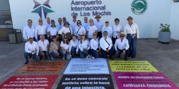 Un grupo de extrabajadores acudió la mañana de este jueves a la terminal aérea para visibilizar y denunciar reducciones recientes en sus prestaciones quincenales, afectaciones que atribuyen a la aplicación del artículo 127 constitucional.