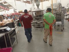 Fuga de gas provoca movilización de bomberos en supermercado del bulevar Centenario en Los Mochis Clientes y empleados de una tienda de autoservicio vivieron momentos de tensión tras detectarse un escape de combustible en el área de cocina, lo que activó una rápida respuesta de los cuerpos de auxilio frente al Campo Uno.