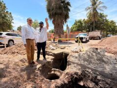 Atiende JAPAMA socavones causados por deterioro de la red hidráulica en Los Mochis El desgaste y la antigüedad de la infraestructura sanitaria subterránea han originado hundimientos en diversos sectores, un problema estructural acumulado por décadas.
