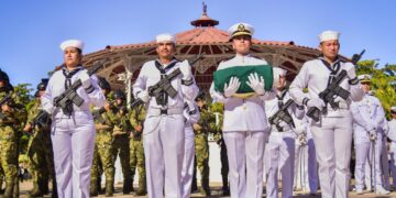 La ceremonia incluyó el tradicional desfile por las calles costeras, honores de ordenanza y el recorrido marítimo por la bahía para depositar una ofrenda floral en memoria de los marinos caídos.