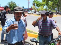 Instalan módulo de hidratación ante aumento de temperatura en Los Mochis Salud Municipal invita a la ciudadanía que transita por el centro de la ciudad, a pasar al espacio de atención e información en la Zona 030 donde se distribuyen de manera gratuita sobres de suero oral y asesoría preventiva.