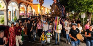 Con la participación musical de la Mochiteca Banda Versátil, esta iniciativa del sector privado busca consolidarse de manera periódica en el Pueblo Mágico para enriquecer la cartelera de los festejos históricos, incentivar la convivencia comunitaria y reactivar el comercio local.