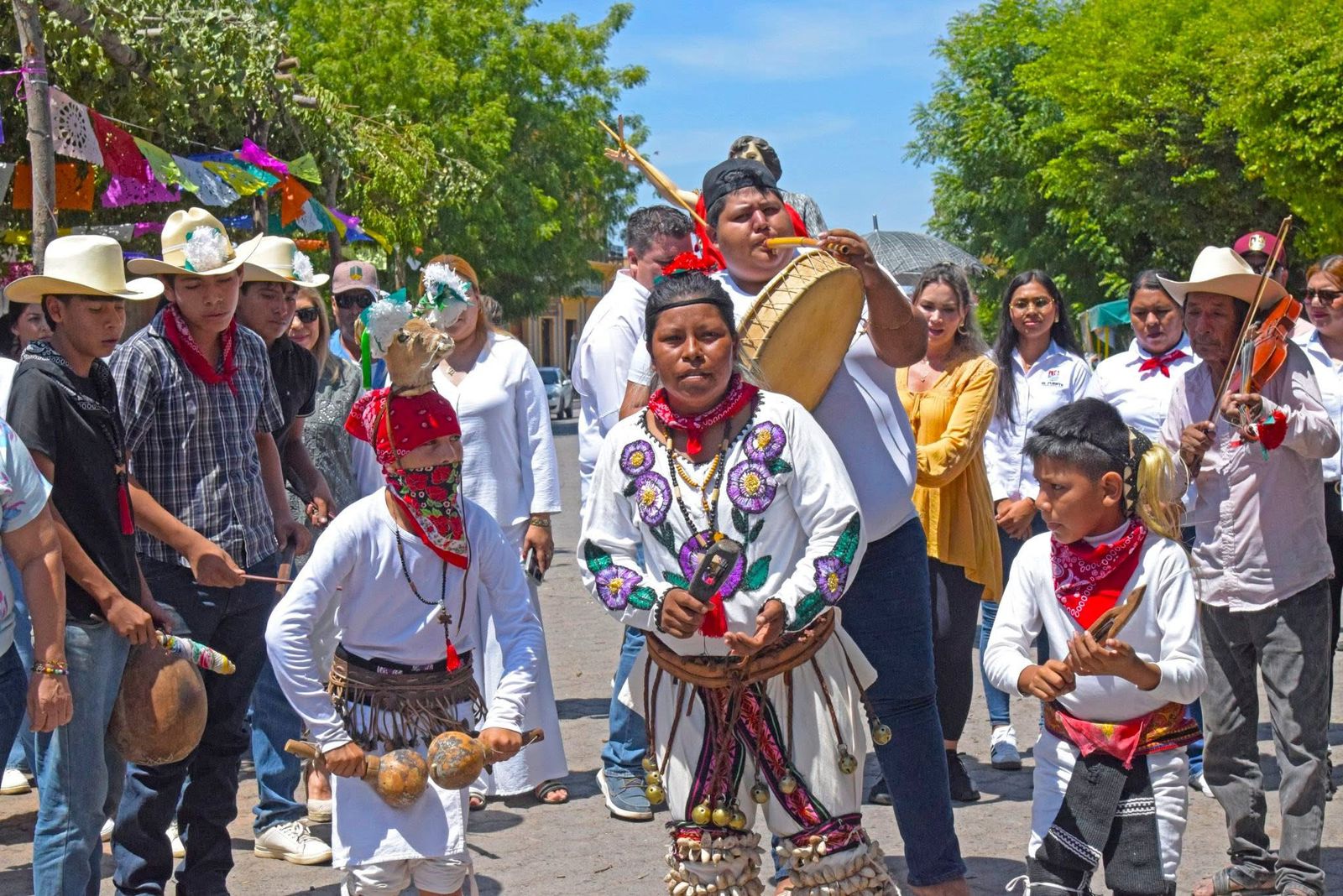 EL FUERTE FESTEJOS 24 JUNIO Los festejos de acceso libre incluyen ceremonias tradicionales yoremes como el "Baño de San Juan", obras de teatro familiares, presentaciones de libros históricos, recitales de ópera, capacitaciones para el sector turístico y la callejoneada.