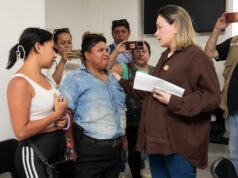 Despliegan Ejército y Guardia Nacional tras hechos violentos en Escuinapa. Gobierno Estatal cubrirá gastos a víctimas La gobernadora Yeraldine Bonilla Valverde encabezó la Mesa de Seguridad en Escuinapa junto al alcalde Víctor Díaz Simental, donde acordó un blindaje inmediato con fuerzas federales y estatales tras los recientes ataques armados.