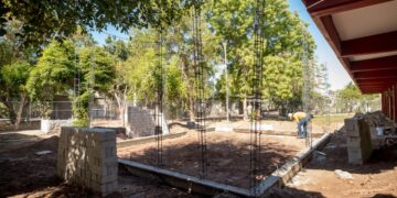 La presidenta municipal, Dra. Cecilia Ramírez Montoya, dio el banderazo para la edificación de un aula en la Escuela Secundaria Técnica número 76, obra orientada a apoyar a las y los adolescentes que enfrentan barreras de aprendizaje.